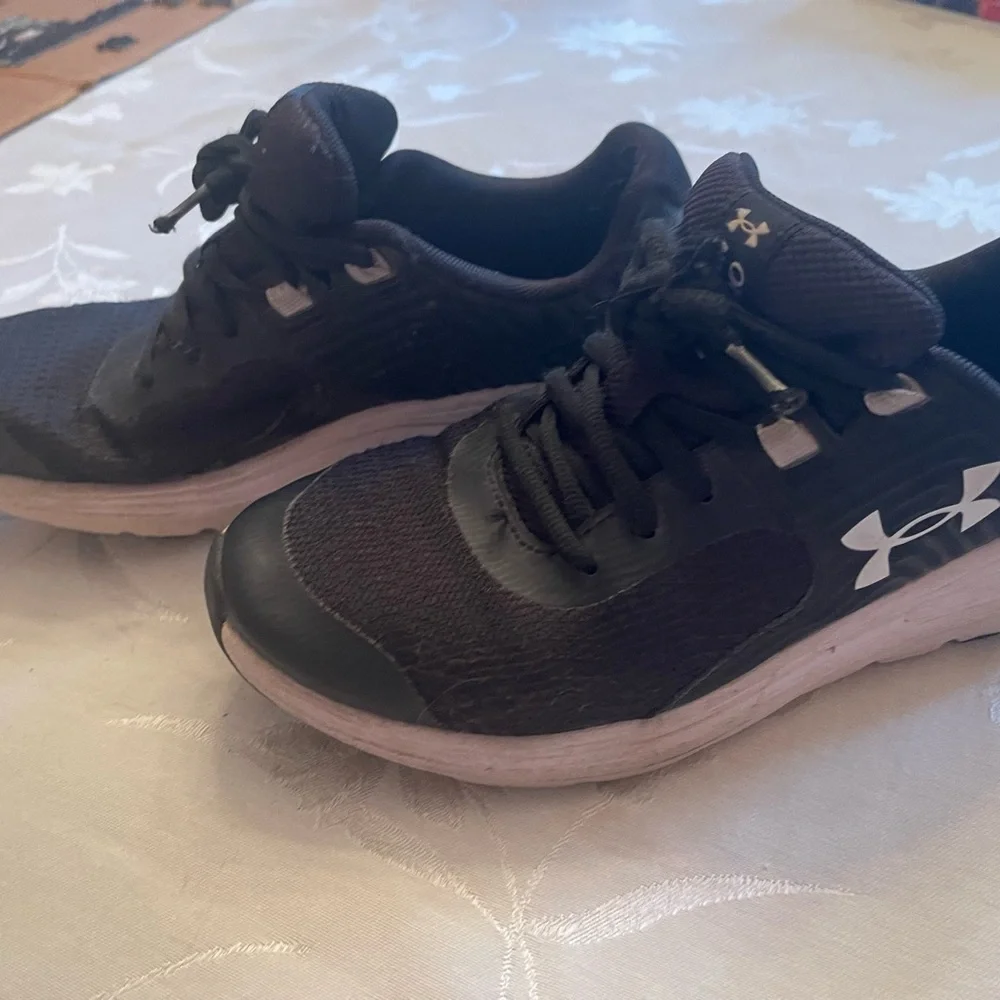 Girls Black Under Armour Size 5 Athletic Sneakers